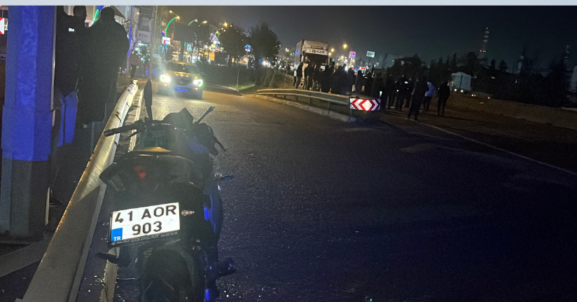 Yolun karşısına geçmeye çalışan TIR şoförüne motosiklet çarptı; 2 ölü