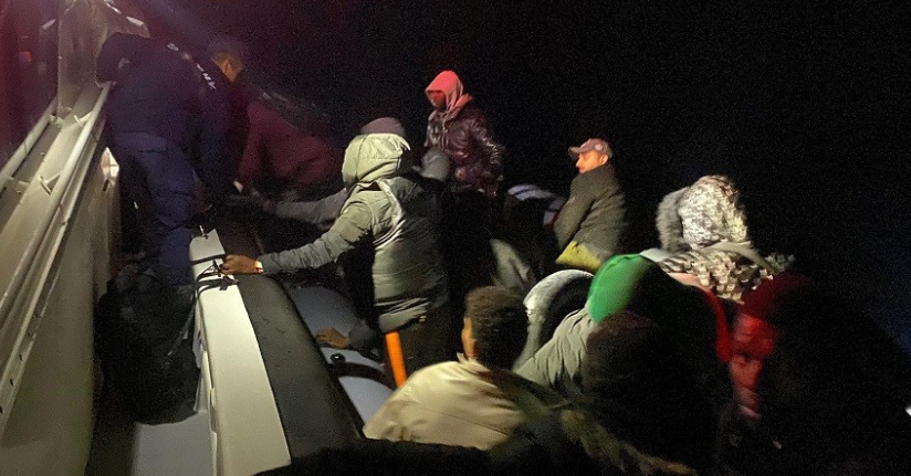 İzmir açıklarında 23 düzensiz göçmen yakalandı, 20 göçmen kurtarıldı
