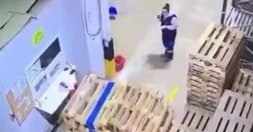 Paletlerin altında kalmaktan son anda kurtuldu