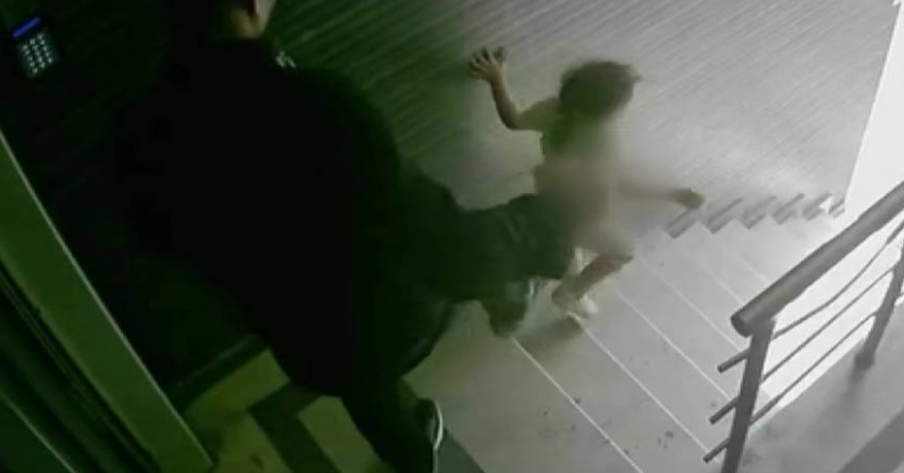 Eyüpsultan’da 3 yaşındaki kızına tekme atıp merdivenlerden aşağı düşüren babaya 1 yıl 6 ay hapis cezası