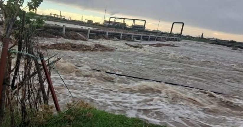 Ayvacık’ta aşırı yağış nedeniyle Tuzla Çayı taştı, tarım arazileri sular altında kaldı