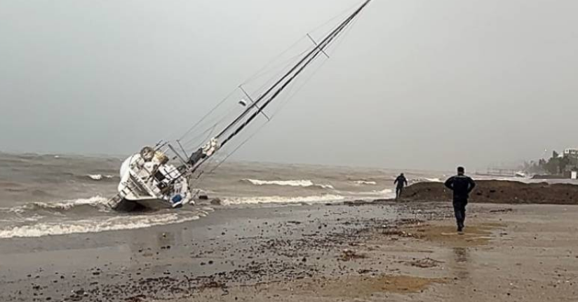 Marmaris’te fırtına ve sağanak etkili oldu: 3 tekne karaya vurdu