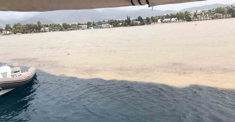 Bodrum’da sağanak sonrası deniz çamura döndü, ikiye ayrılan renk görenleri şaşırttı