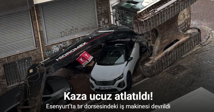 Esenyurt’ta tır dorsesindeki iş makinesi devrildi: 2 otomobil hasar gördü