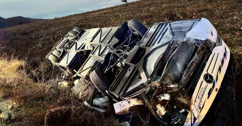Yolcu otobüsü devrildi: 2 ölü, 21 yaralı