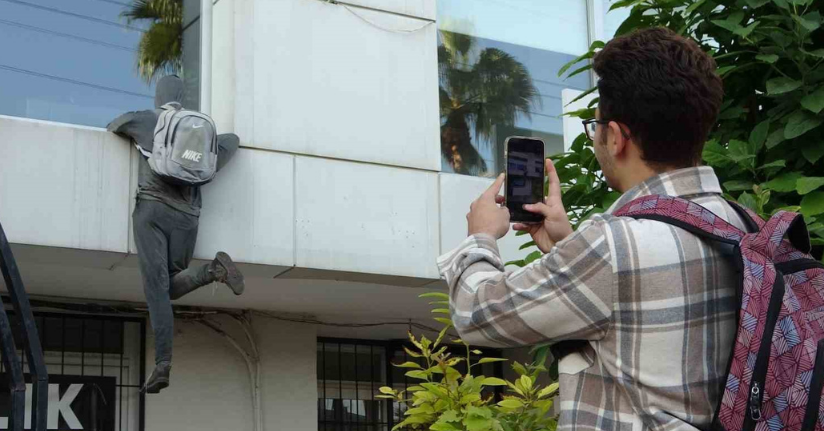 Penceredeki cansız manken ‘hırsız’ı görenler, polisi arıyor, taş atıyor
