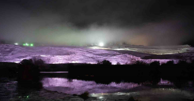 Pamukkale travertenlerinde yağmur sonrası oluşan sis, kartpostallık görüntüler oluşturdu