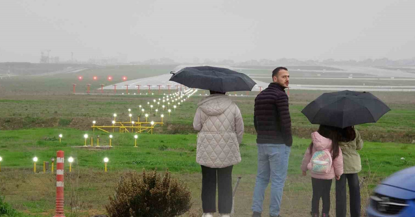 Sabiha Gökçen’in pistinde popüler hale gelen seyir terası ziyaretçi akınına uğruyor