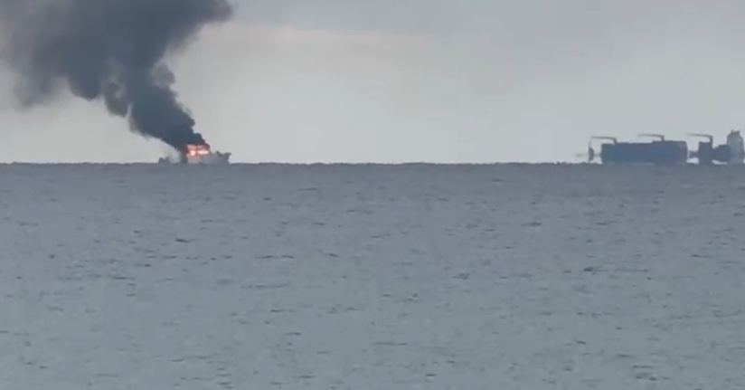 Kalkan açıklarında alev alan lüks teknedeki kaptan Sahil Güvenlik ekiplerince kurtarıldı