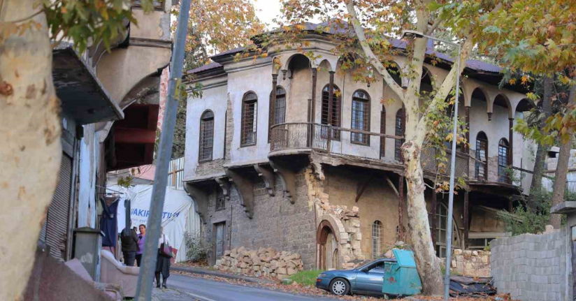 Asırlık tarihi evler restorasyon bekliyor