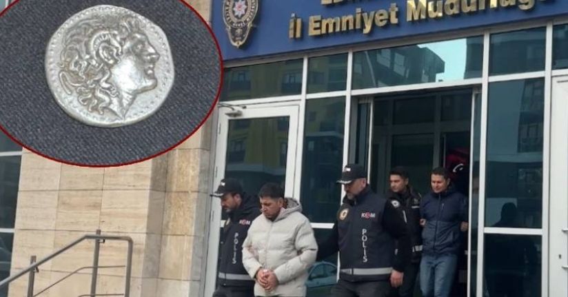 Edirne Kapıkule’de tarihi eser operasyonu: Büyük İskender portreli sikkelerle kaçarken yakalandılarEdirne Kapıkule’de tarihi eser operasyonu: Büyük İskender portreli sikkelerle kaçarken yakalandılar