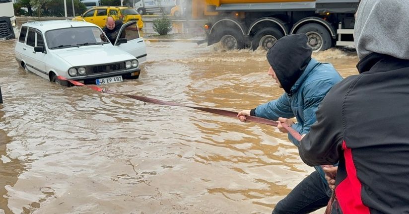 Bodrumda sokaklar göle döndü araçlar sular altında kaldı