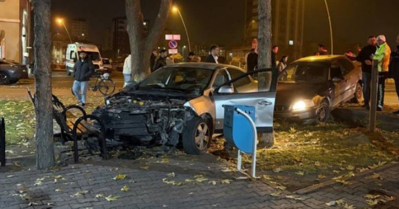 Kaza yapan otomobiller cami bahçesine girdiKaza yapan otomobiller cami bahçesine girdi