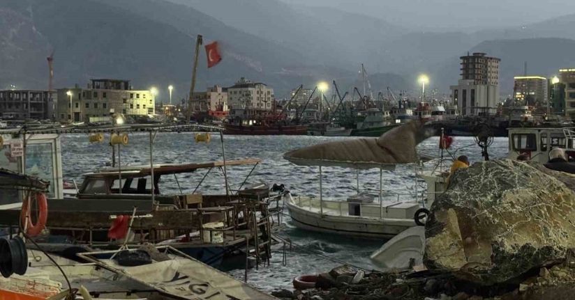 Hatay’da fırtınanın etkisiyle 5 tekne ve 1 yat alabora oldu
