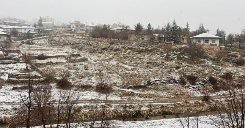 Adana’nın yüksek kesimlerine kar yağdı