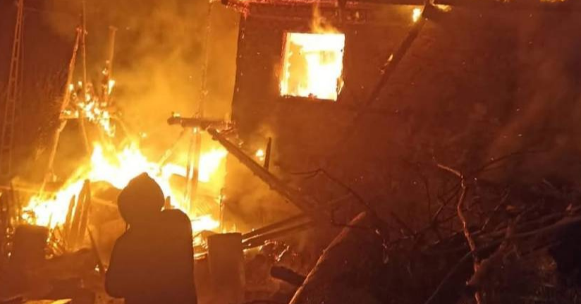 Feke’de ev yangını: bir ev kül oldu, lojman zarar gördü