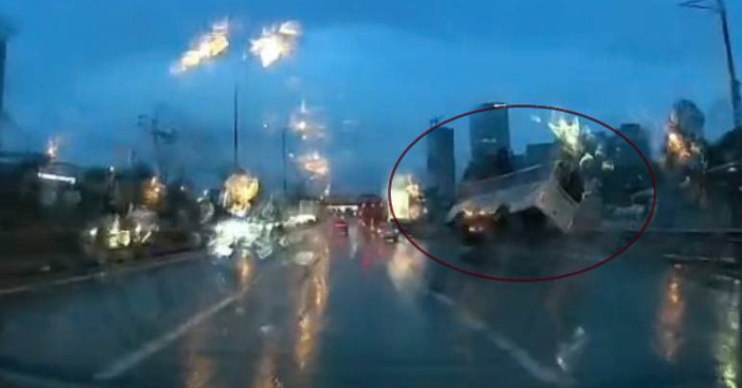 Maltepe’de minibüsün devrildiği anlar kamerada