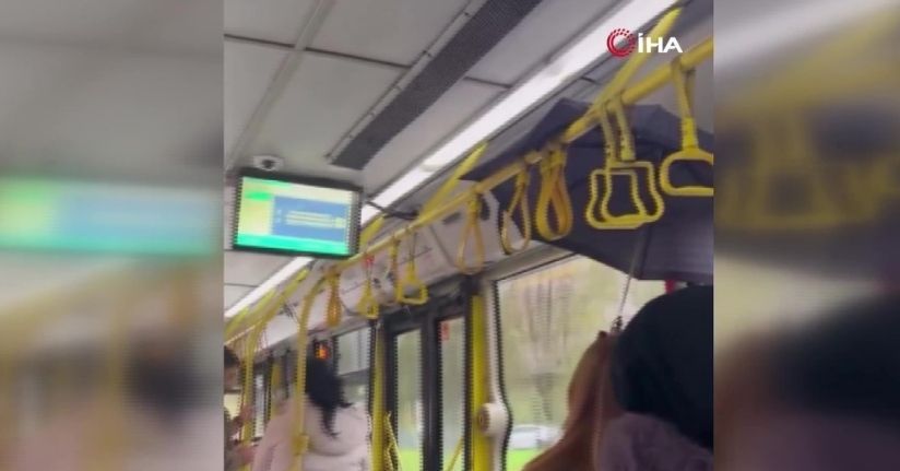 Otobüste yağmur yağdı, yolculuk yaparken şemsiye açtı