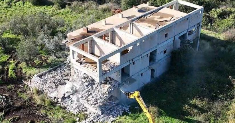 Ayvacık’ta 66 kaçak yapı yıkıldı