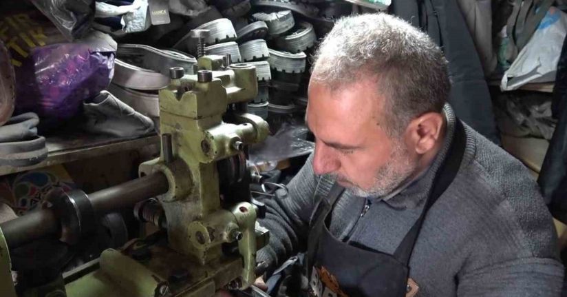 5 metrekarelik dükkanında 30 yıldır ayakkabı tamir ediyor