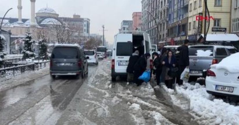 Hakkari’de 13 köy ve 30 mezra yolu kardan kapandı 