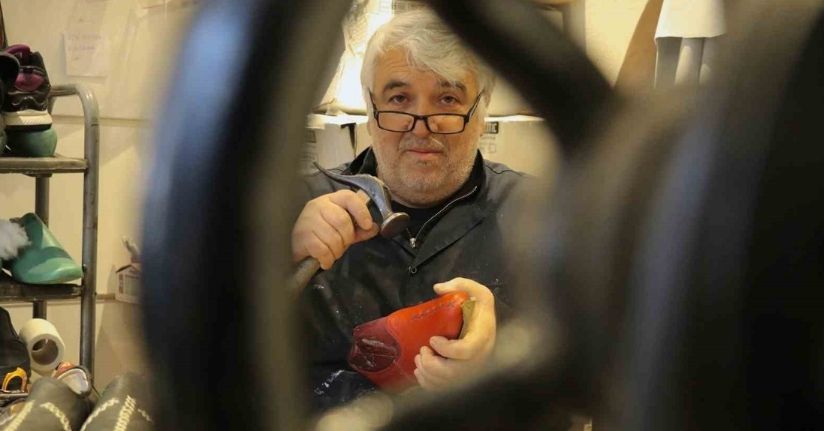 38 yıldır ilmek ilmek işleyerek mesleğini yaşatmaya çalışıyor