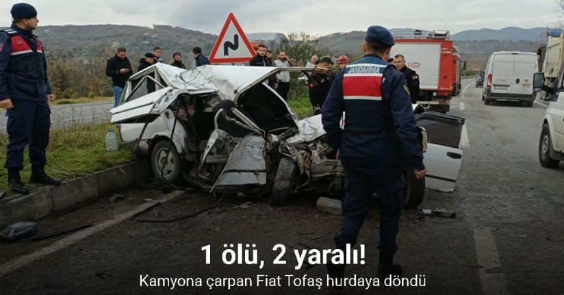 Kamyona çarpan otomobil hurdaya döndü: 1 ölü, 2 yaralı