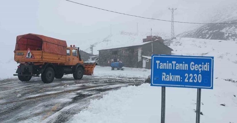 Şırnak’ta karlı yollar açılıyor