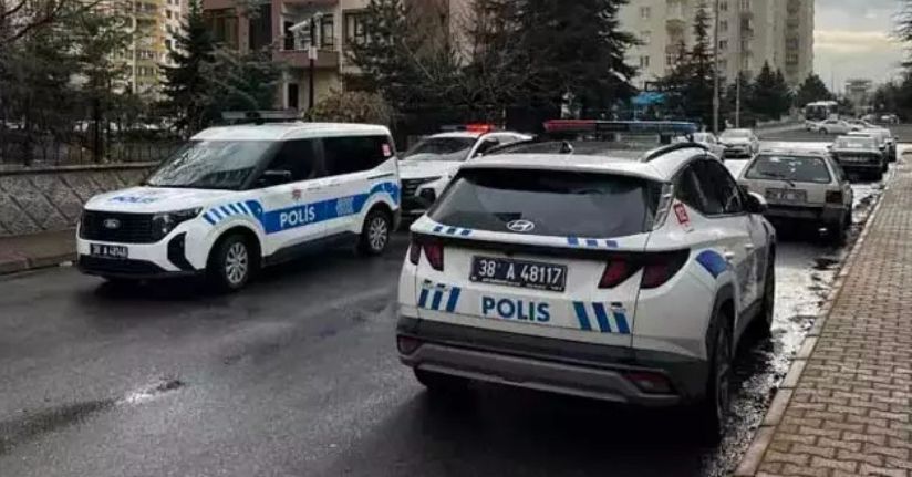 Boşanma aşamasındaki eşini öldürmek için yaşadığı binaya gitti, tartıştığı başka bir kadını öldürdü