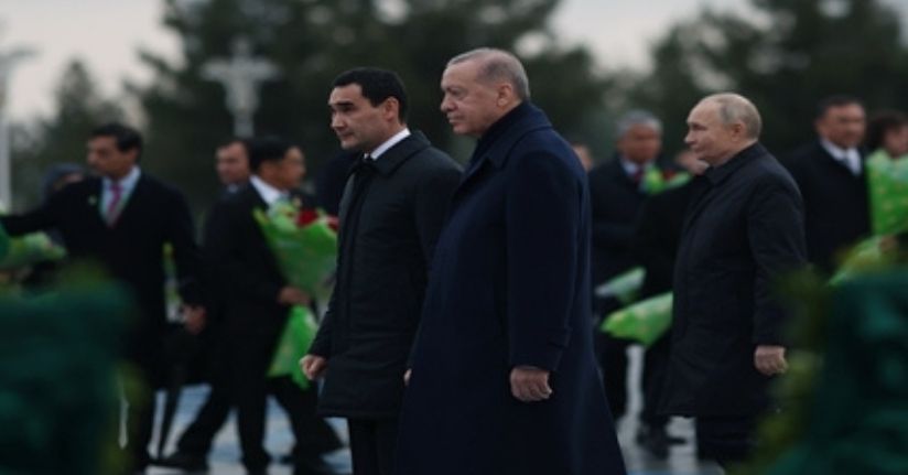 Cumhurbaşkanı Erdoğan, Türkmenistan'da Tarafsızlık Anıtı'na çelenk koyma törenine katıldı
