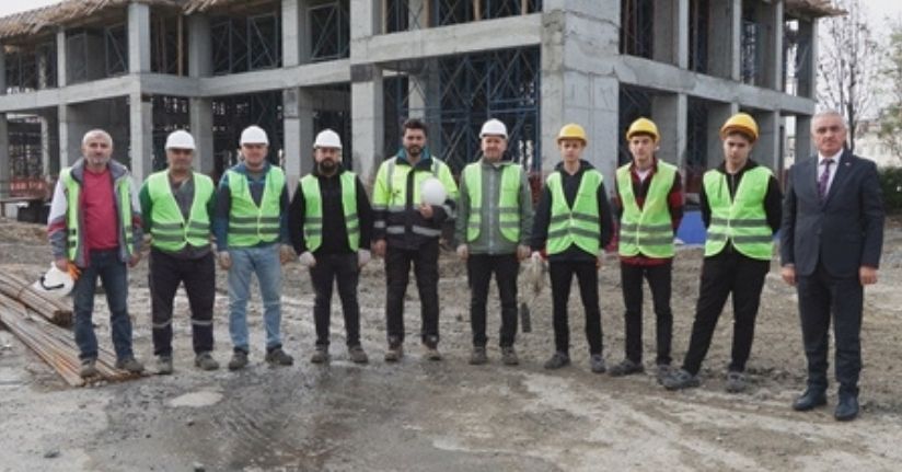 Meslek lisesi öğrencileri, öğretmenleriyle yeni okul binasının elektrik tesisatını yapıyor