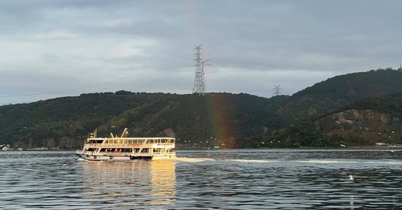 İstanbul Boğazı’nda gökkuşağı şöleni