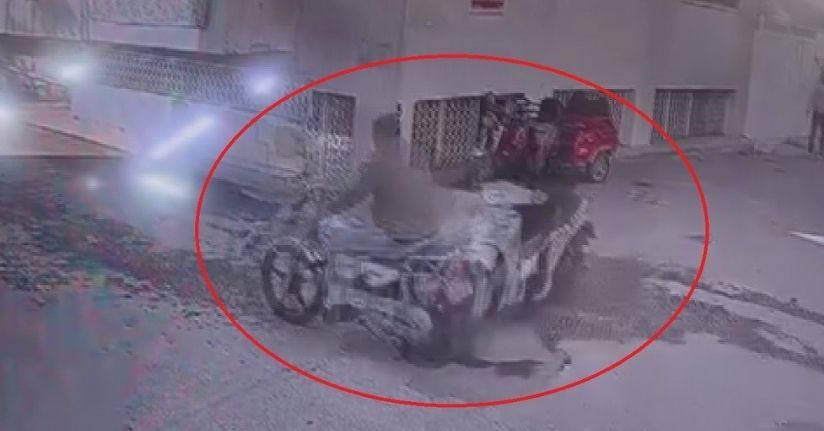 Motosikletlerin kafa kafaya çarpıştığı anlar kameraya yansıdı