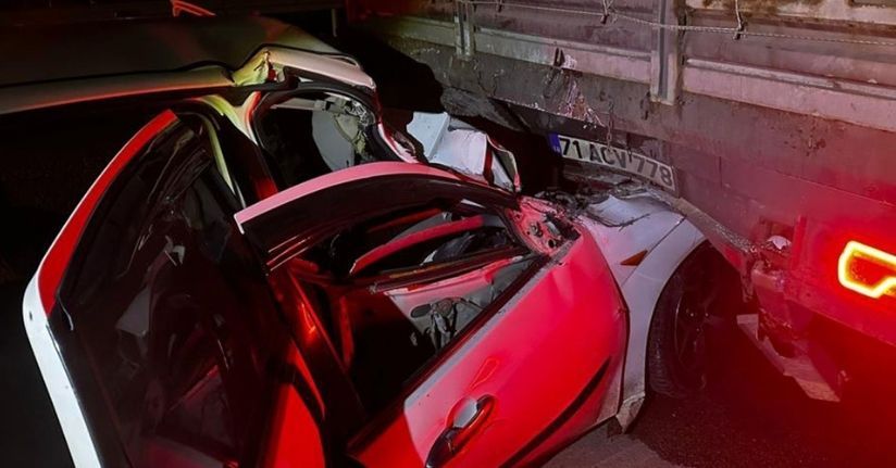 Tıra çarpan otomobil hurdaya döndü: 1 ölü