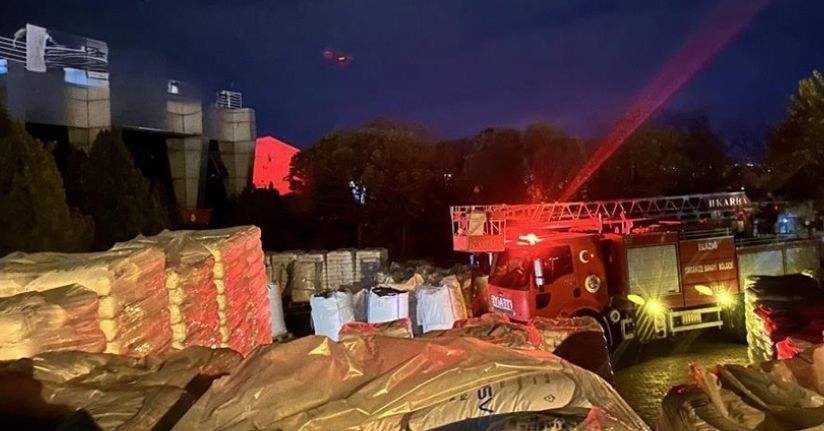 Yalıtım fabrikasında yangın: 16 kişi dumandan etkilendi