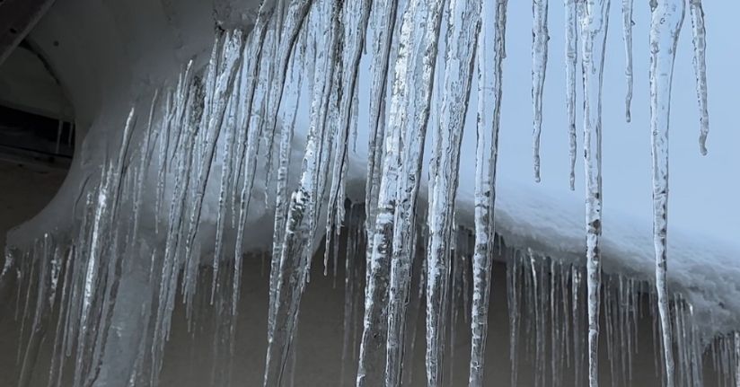Yüksekova’da buz sarkıtları bir metreyi geçti