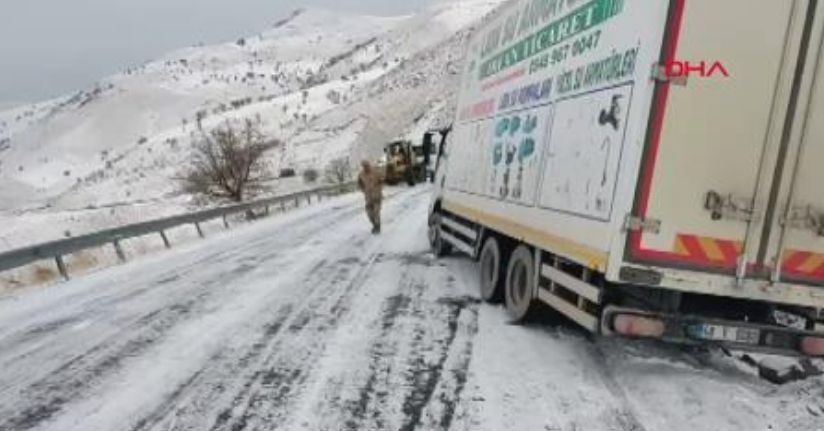 Muş'ta yolda kalan 20 araç kurtarıldı