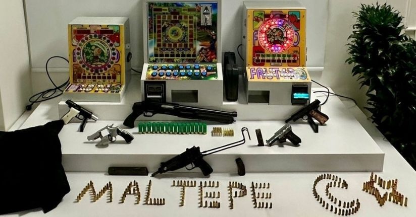 Maltepe’de 2 eve düzenlenen operasyonda çok sayıda silah ele geçirildi