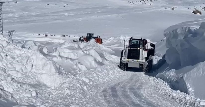 Şırnak’ta tipi, köy yollarını ulaşıma kapattı