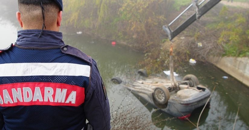 Kazada ölen arkadaşını araçta bırakıp kaçtılar