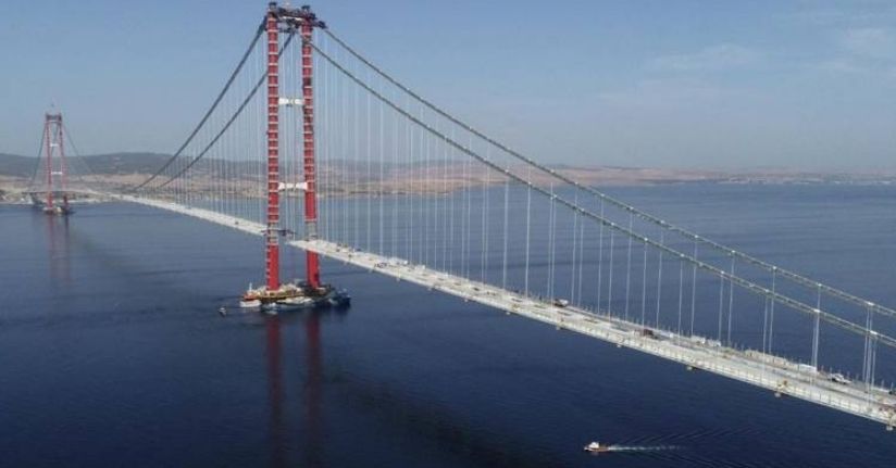 Çanakkale Boğazı sisin etkisini kaybetmesiyle tekrar trafiğe açıldı