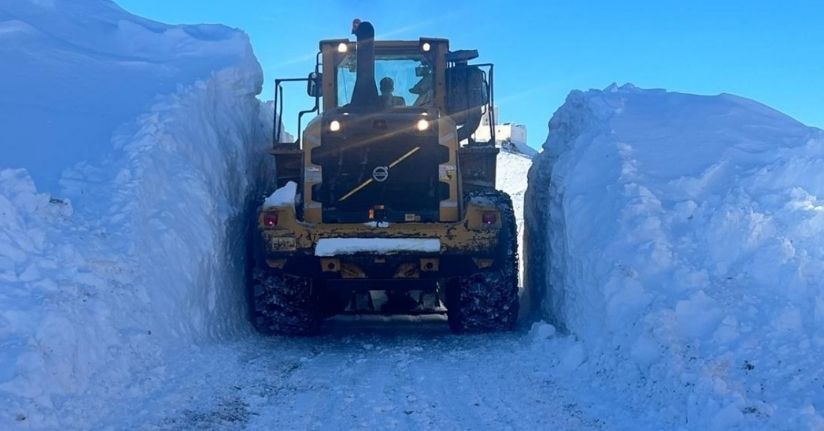 Yüksekova’da 3 metrelik karla zorlu mücadele