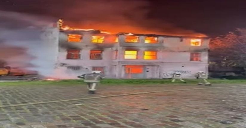 Fatih'te 2 katlı tarihi bina alev alev yandı