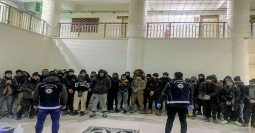 Demir yüklü TIR'ın dorsesinden 37 kaçak göçmen çıktı