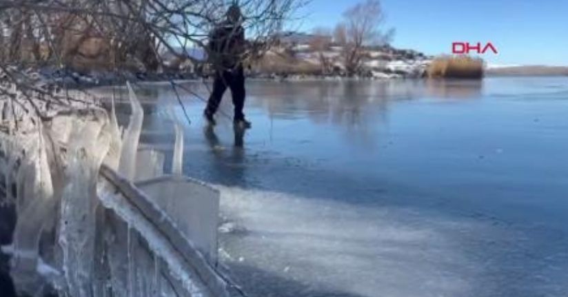  Buzun kalınlığını kontrol eden balıkçılar, Çıldır Gölü'ne ağ atmaya hazırlanıyor