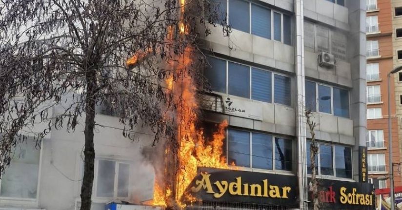 Esenyurt’ta iş hanında korkutan yangın