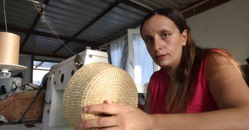 El işiyle ilmik atarak para kazanan 4 çocuklu anne, evlatlarına ve engelli eşine kendi emeğiyle bakıyor