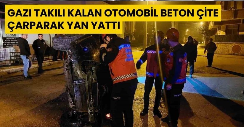 Gazı takılı kalan otomobil beton çite çarparak yan yattı