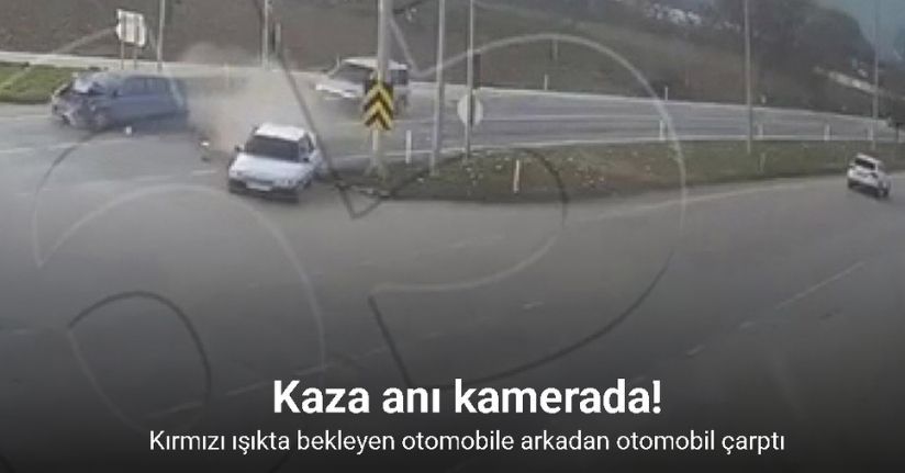 Kırmızı ışıkta bekleyen otomobile arkadan otomobil çarptı: Kaza anı kamerada