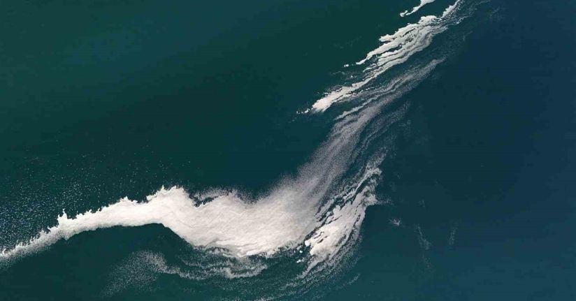 Van Gölü yüzeyindeki köpüklenme şaşırttı